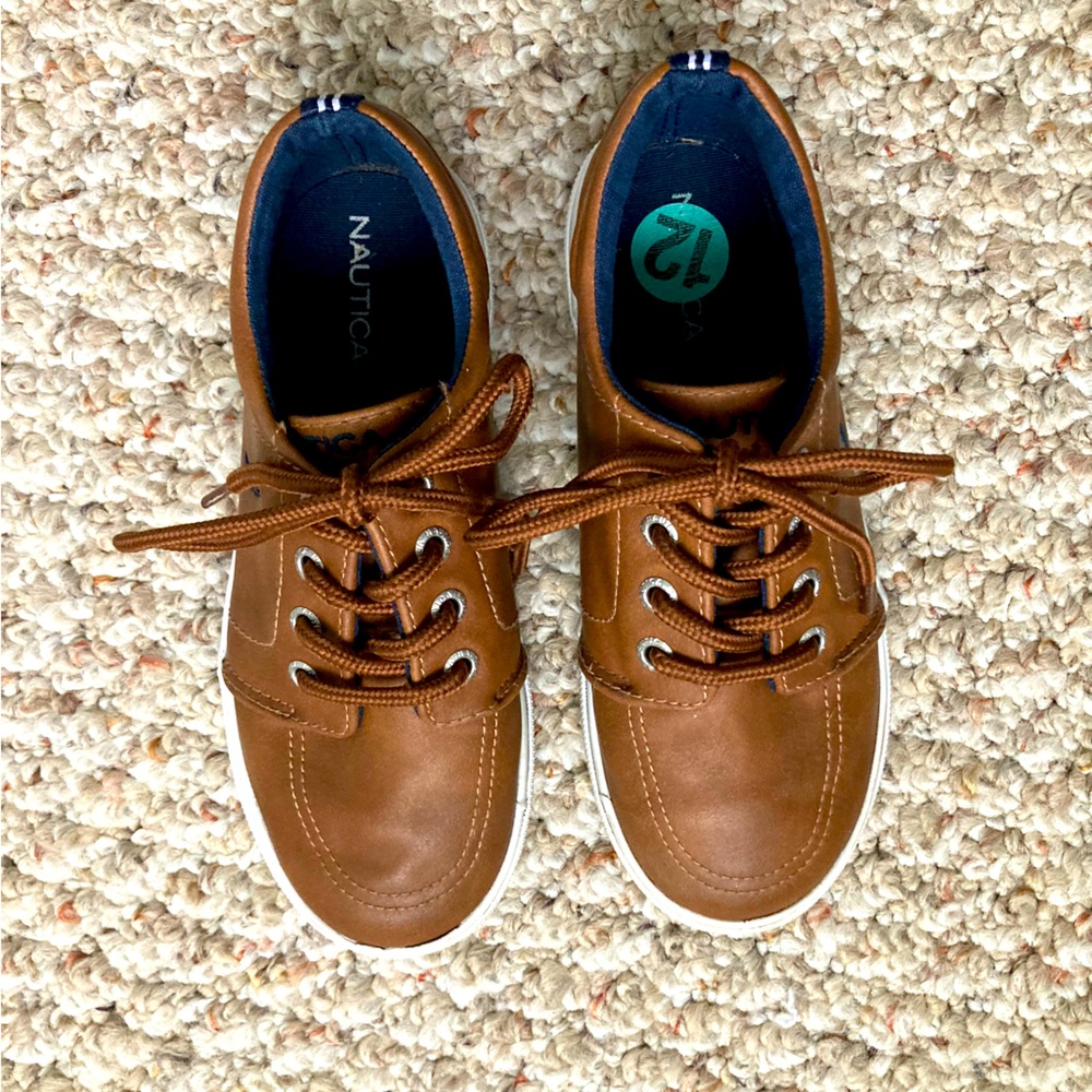 Kids dress sneaker